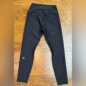 Alo Yoga Women’s 7/8 Airlift leggings in Black color. Size M.